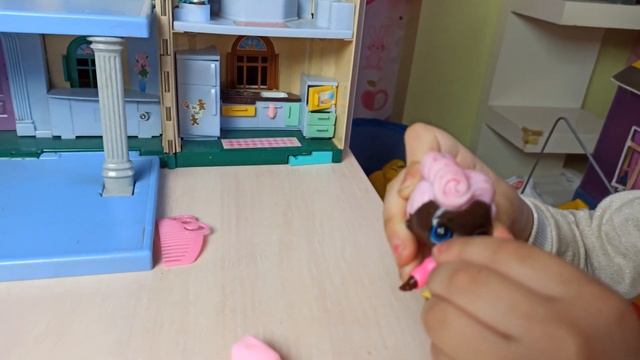 Хозяйка домика - куколка Lola, приглашает поиграть.Куклы лол на карантине. Чем занять ребенка? смотреть онлайн