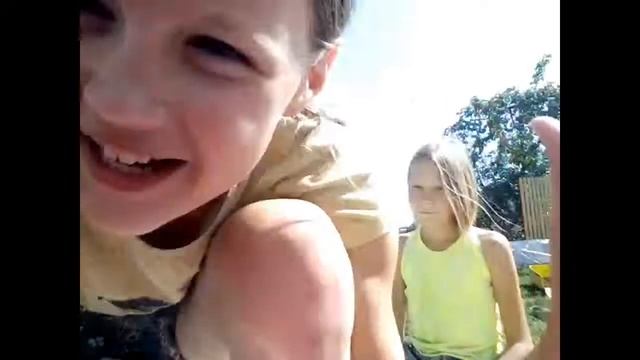 Делаем 2 движения из йоги?Кто из нас делает лучше? ? смотреть онлайн