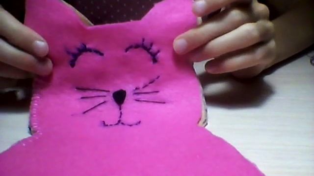 Шьём изящную кошку с кармашком.Поделка из фетра и синтипона. смотреть онлайн