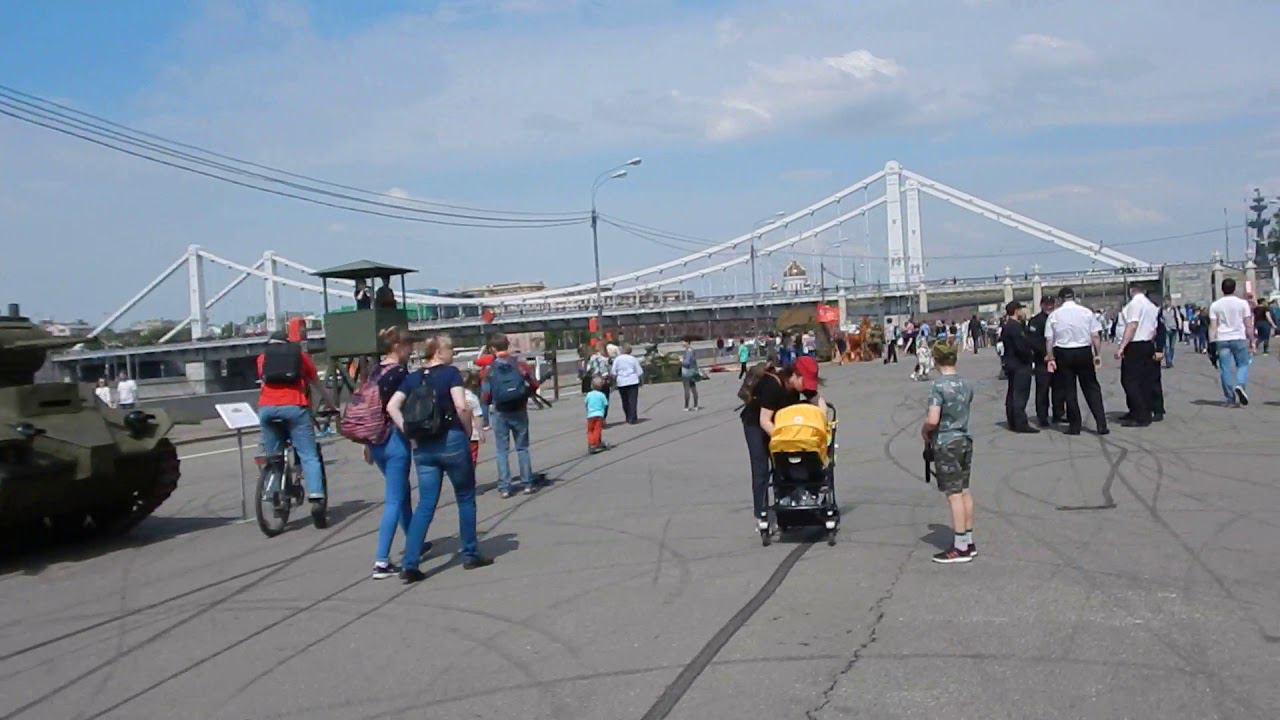 Парк Горького отмечает День Победы. А я еду на "танке" и смотрю по сторонам.. смотреть онлайн