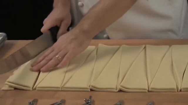 Нарезка и формовка круассанов