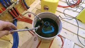 Водяной теплый пол в деревянном доме,монтаж по термораспределительным пластинам.,как заполнять Т.П.