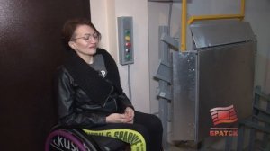 Не просто пандус, а электрический подъёмник, появился в подъезде маломобильной братчанки