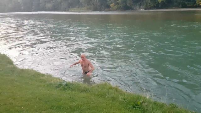 Bad Tölz Bergflüß Isar. Schwimmen nach dem Bier Купание в горной речке Изар в Бад-Тёльц Бавария смотреть онлайн
