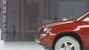 Crash test1999 Lexus RX 300 moderate overlap test