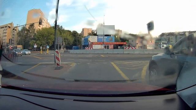 Skręt w lewo z prawego pasa i próba wymuszenia pod Wola Park Górczewska Warszawa - Volkswagen LU097 смотреть онлайн