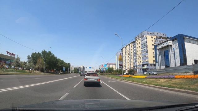 Улица Бауыржана Момышулы, Алматы, Казахстан, 2022 год.