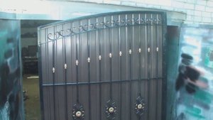 Ворота с елементами ковки Серия 4 крутим профнастил ФИНИШ