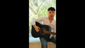 В обсервации на окне Сергей Путятов зажигает под авторские песни.