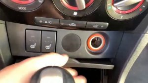 Что-то держит блок кнопок обогрева сидений Мазда 3 ВК