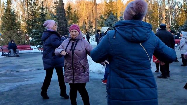 ХМЕЛЕЮ Я ОТ ЗАПАХА ТВОИХ ВОЛОС!???/ТАНЦЫ В ПАРКЕ ГОРЬКОГО ХАРЬКОВ ФЕВРАЛЬ 2022 смотреть онлайн