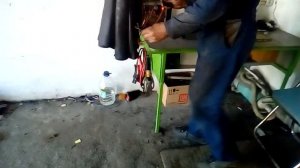 Выстрел ремня безопасности с автомобиля.