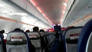 Салон самолёта во время полёта - пассажиры раскованно нежничают друг с другом