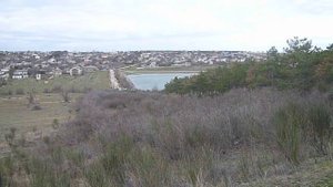 Крым, Симферопольский район, село Кольчугино. Обзор с высоты, где установлен памятник воинам ВОВ.