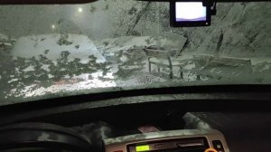 Как быстро разморозить лобовое стекло.