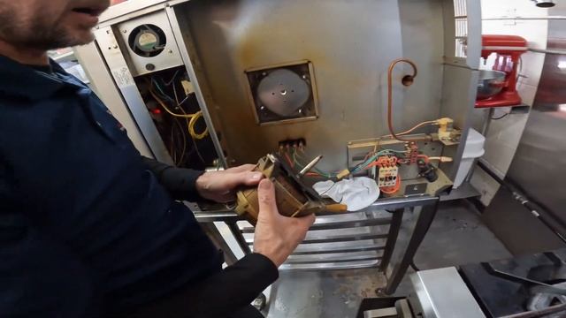 How To Replace A Motor On A Moffit Convection Oven | Nate and Son's Fix a Stubborn Moffat Oven смотреть онлайн