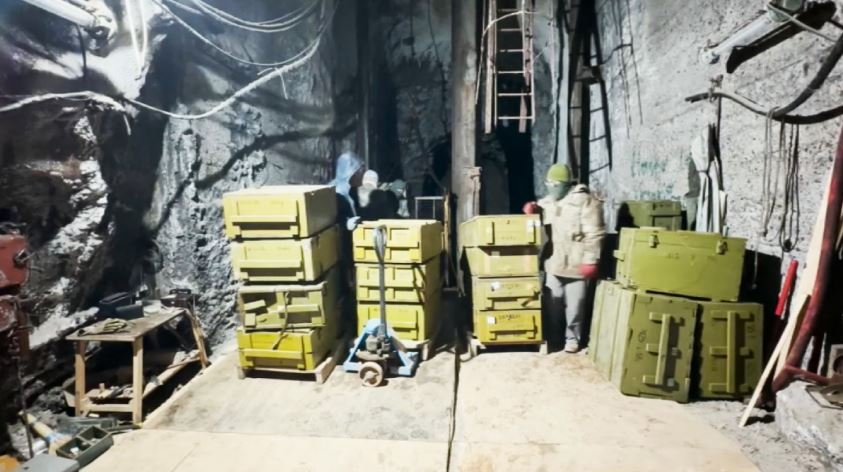 Оружейный музей: корреспондент «Известий» показал катакомбы ВСУ под Соледаром