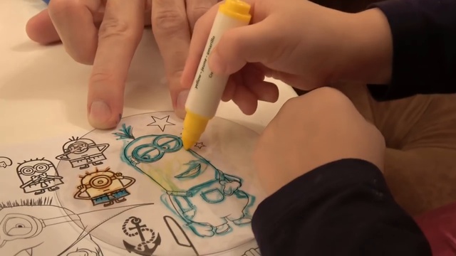 Миньоны и кошечка Мурка на проекторе Crayola рисуем и Катя и Макс спрятались от  смотреть онлайн