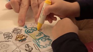 Миньоны и кошечка Мурка на проекторе Crayola рисуем и Катя и Макс спрятались от