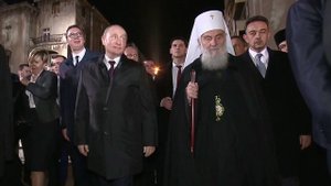 Десятки тысяч людей на улицах Белграда приветствовали Владимира Путина и скандировали "Россия!"
