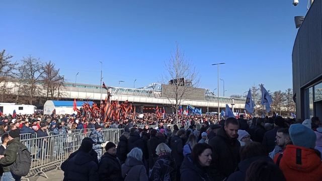 При входе в Лужники. Концерт-митинг в «Лужниках» посвящённый Дню воссоединения Крыма с Россией.