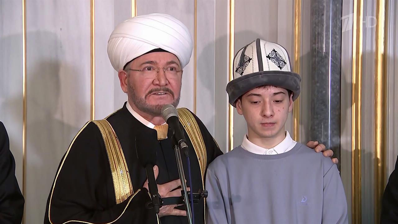 Медалью "За заслуги" награжден Ислам Халилов, который во время теракта спасал людей