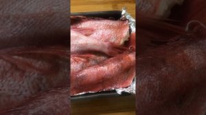 Окунь морской на луковой подушке с томатами