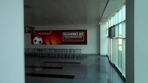 Выход из самолёта в аэропорт города Актау (Ақтау) и наружу после прилёта