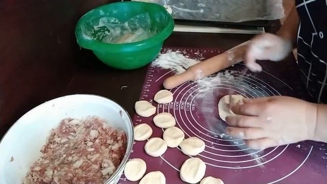 Жду мужа с командировки.Манты, суп фасолевый и салат.Мой секрет варки мантов, чтоб не порвались смотреть онлайн