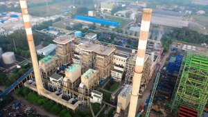 Съемка с дрона промышленного объекта. Видео квадрокоптера с высоты птичьего полета над заводом