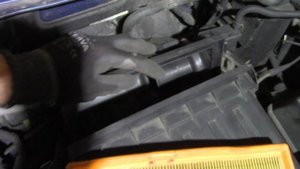 Replacing ENGINE AIR FILTER - Suzuki Ignis