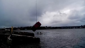 Упавшую с добрянского причала машину достают из воды