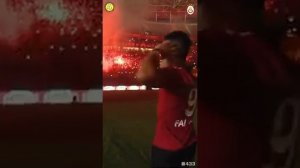 Фанаты Галатасарая приветствуют Фалькао на стадионе