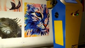 печать на стене вертикальным принтером