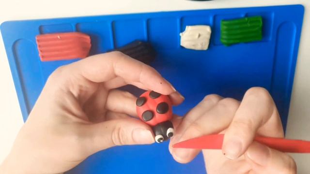 Лепим легко и быстро Божью коровку из пластилина смотреть онлайн
