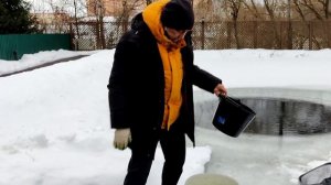 Запускаю Толстолобика в домашний пруд. Надеюсь подрастет и будет рыбалка и рыба к столу.