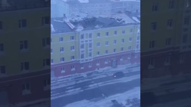 В Норильске сильным ветром повредило крыши домов