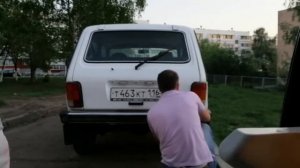 Бампер на Ниву с разборки устанавливаю на место
