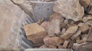 Строительство, дробление щебёнки