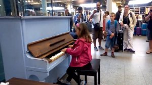 ДЕВОЧКА СЫГРАЛА НА ПИАНИНО ► ПРОХОЖИЕ НА ВОКЗАЛЕ В ШОКЕ