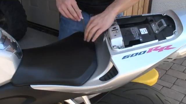 Sport Bike Slip-On Exhaust Installation : Sport Bike Seat Removal смотреть онлайн