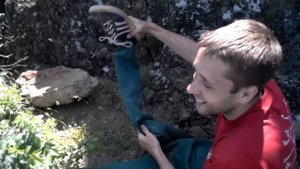 Упал со скалы, сломал вроде ногу!!!