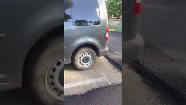 Новороссийцы сняли видео, как рабочие уложили асфальт вокруг припаркованного автомобиля смотреть онлайн