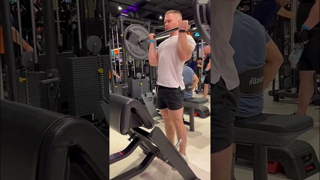 ?ЛУЧШАЯ ПОДБОРКА УПРАЖНЕНИЙ НА БИЦЕПС! смотреть онлайн