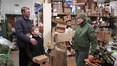 В зону СВО из Красноярска отправили строительные инструменты, лекарства, продукты и детские письма