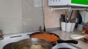 Сосиски в подливе с картофельным пюре. Sausages in sauce with potatoes