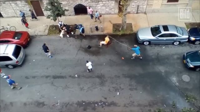 Pitbull greift Opa an - Blutiger Angriff von Kampfhund смотреть онлайн