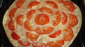 Пицца с маслинами и солеными огурчиками