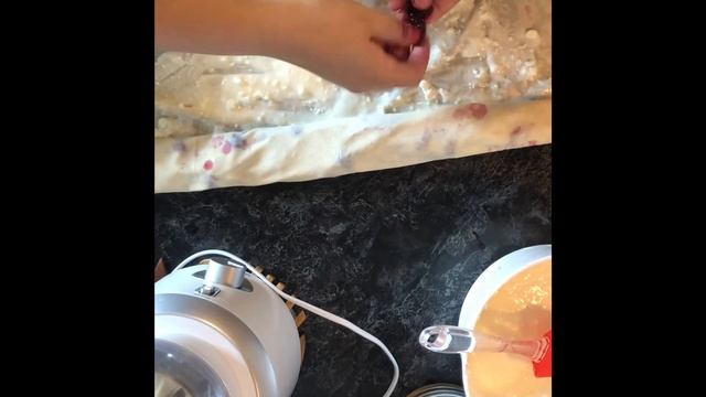 Рулет с творогом и ягодами (Готовим с Аминкой) смотреть онлайн