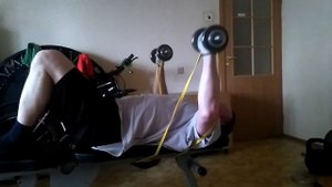 Жим с резиной лёжа + гантели 5 кг. 10 раз